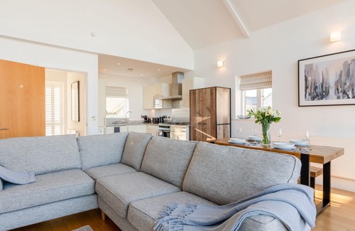 Malmesbury Cottage | Cotswold lakeside lodge with free spa access, pool