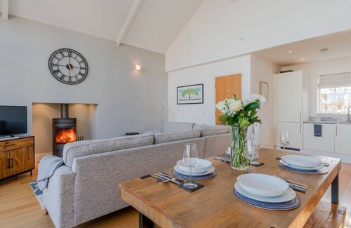 Malmesbury Cottage | Cotswold lakeside lodge with free spa access, pool
