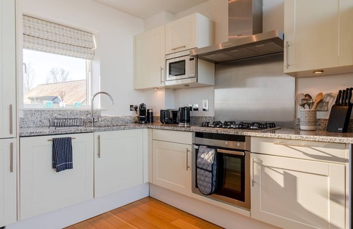 Malmesbury Cottage | Cotswold lakeside lodge with free spa access, pool