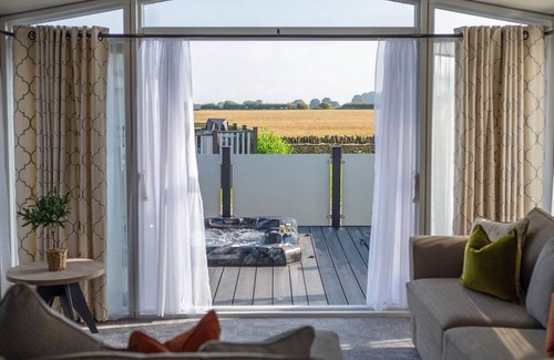 Chipping Norton Cabin | COTSWOLD LODGE, family friendly, with hot tub in Chipping Norton
