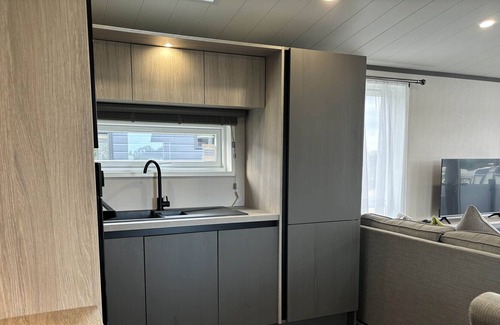 Chipping Norton Cabin | COTSWOLD LODGE, family friendly, with hot tub in Chipping Norton