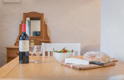 Braithwaite Apartment | Cottage 6 Studio Mews