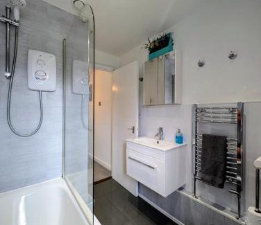 Portsmouth House | Cottage by historical dockyard