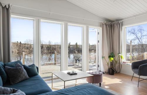 Jamtbo-Sagbo House | Cottage by the river
