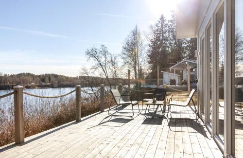 Jamtbo-Sagbo House | Cottage by the river