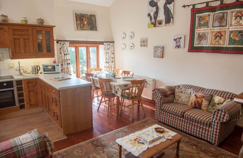 Lifton Cottage | Cottage-Ensuite-Garden view-Frankaborough