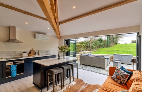 Hawling Cottage | Cottage in Cotswolds with Hot Tub & Views