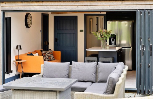 Hawling Cottage | Cottage in Cotswolds with Hot Tub & Views