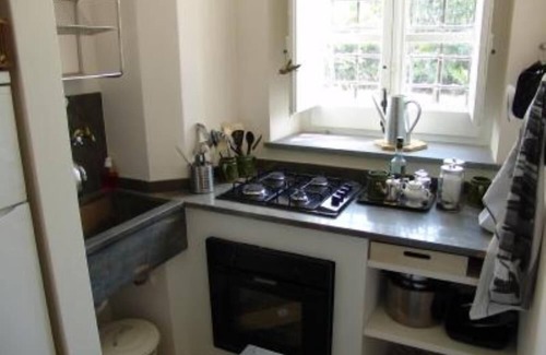 Marsala House | Cottage in historic garden on the seafront of the Lagoon