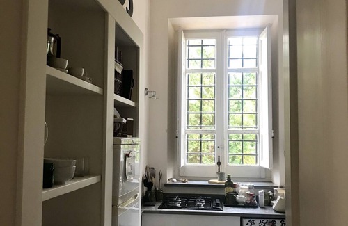 Marsala House | Cottage in historic garden on the seafront of the Lagoon