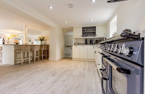 Thetford Cottage | Cottage in Norfolk sleeps 23 - private pool, fishing lake, hot tub ref 99008SC