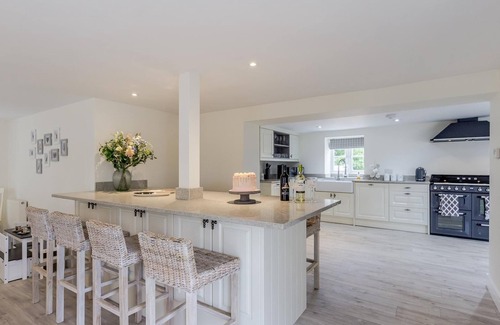 Thetford Cottage | Cottage in Norfolk sleeps 23 - private pool, fishing lake, hot tub ref 99008SC