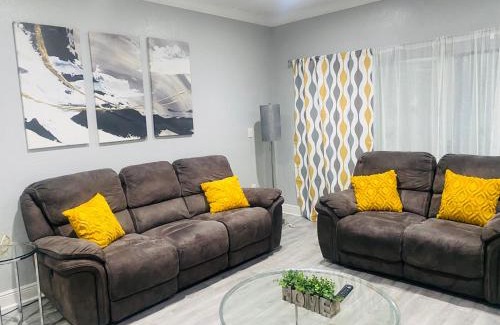 Miami Gardens House | Cottage in the Gardens!