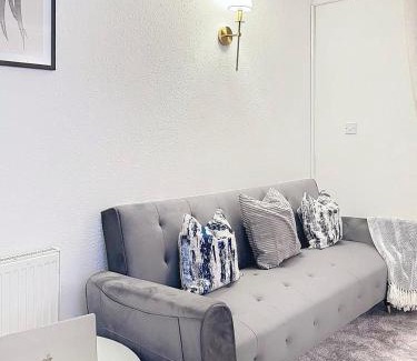 London Borough of Bromley House | Cottage Mew for Contractors and Family Stays Near Bromley - Free Parking & WIFI