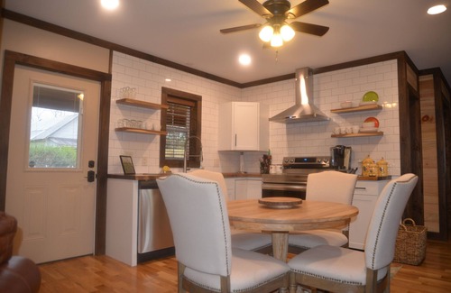 Victor House | Cottage New River National Park 3 Minutes to the Bridge. Renovated & Hot Tub.
