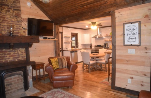 Victor House | Cottage New River National Park 3 Minutes to the Bridge. Renovated & Hot Tub.