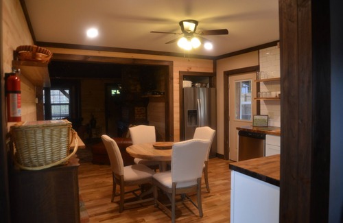 Victor House | Cottage New River National Park 3 Minutes to the Bridge. Renovated & Hot Tub.