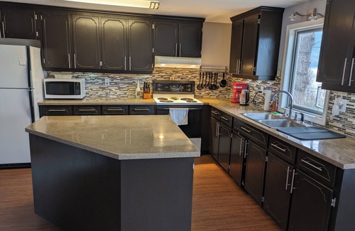 Tappen House | Cottage on the lake in the Shuswap - private beach - buoy for boat available