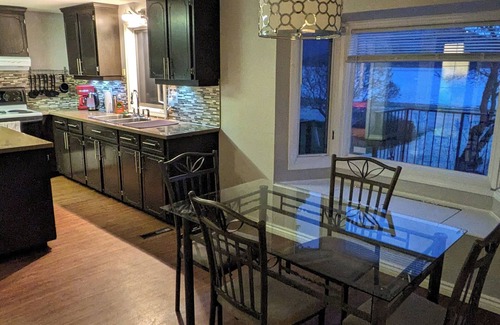 Tappen House | Cottage on the lake in the Shuswap - private beach - buoy for boat available