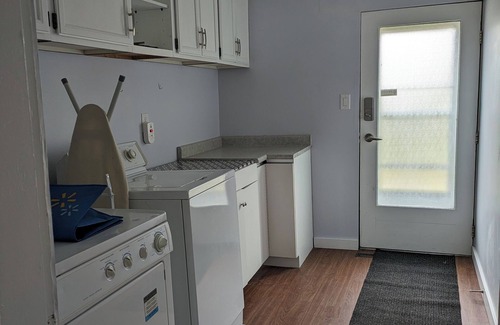 Tappen House | Cottage on the lake in the Shuswap - private beach - buoy for boat available