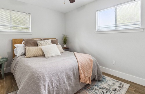 Dennis Cottage | Cottage on the Water 10 minutes from the square!