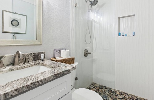 Dennis Cottage | Cottage on the Water 10 minutes from the square!