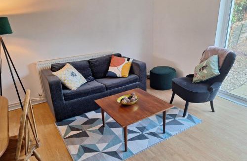 Huntingdon House | Cottage - Sleeps 4 - Parking - WiFi