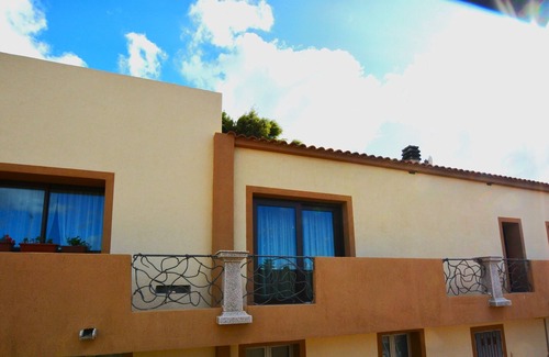 Arzachena House | Cottage The Olive Trees -B- Studio apartment with garden