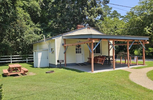 Williamsburg Cottage | Cottage - Williamsburg Pet-Friendly Getaway – Heated Pool, Free Game Room, Near Parks