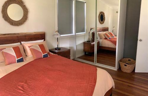 Singleton Heights House | Cottage with Piano, Books & Games in the Hunter