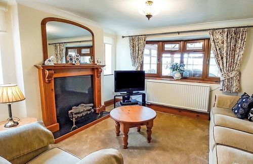 Alford Cottage | Cottage with two doubles and one single.
