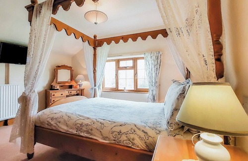 Alford Cottage | Cottage with two doubles and one single.
