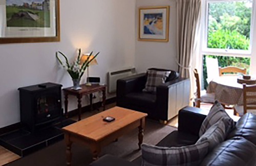 Clayton Cottage | Cotton Cottage - a cottage that sleeps 4 guests in 2 bedrooms