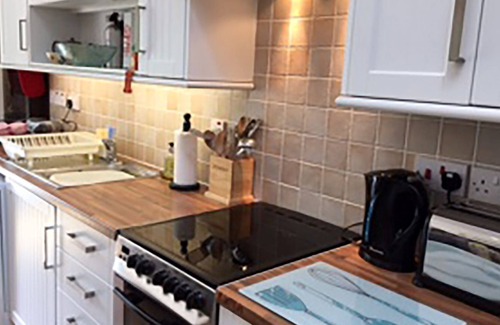 Clayton Cottage | Cotton Cottage - a cottage that sleeps 4 guests in 2 bedrooms