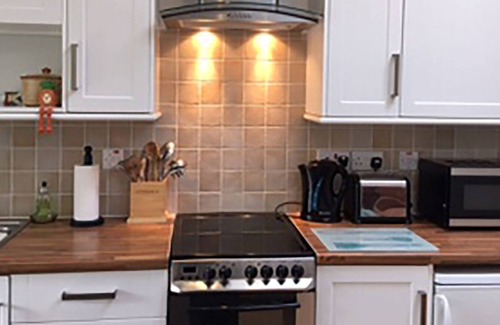 Clayton Cottage | Cotton Cottage - a cottage that sleeps 4 guests in 2 bedrooms