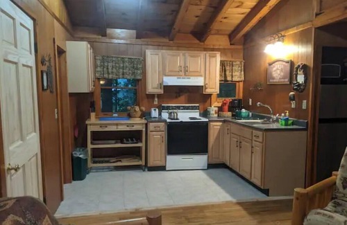 Lake George Cabin | Cottontail Cabin at the Adirondack Lodge =- 5 mins to Lake George Village
