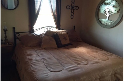 Burton Bed & Breakfast | Country Cabin 10 miles from Round Top