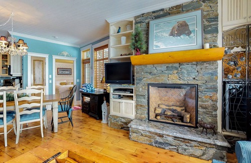 Big White Ski Resort Condo | Country-chic ski-in/ski-out condo w/private hot tub & beautiful mountain views