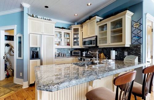 Big White Ski Resort Condo | Country-chic ski-in/ski-out condo w/private hot tub & beautiful mountain views
