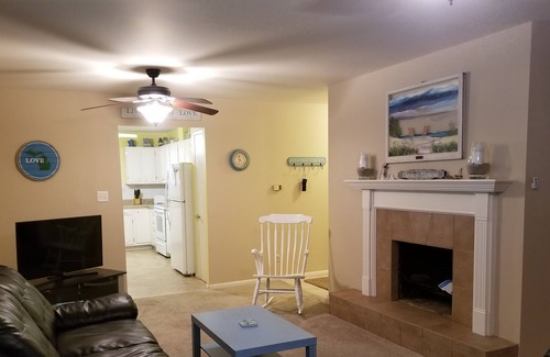Paw Paw Lake House | Country Cottage-Steps from Little Paw Paw Lake Beach