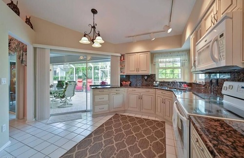 Estero House | Country Creek -Lovely updated 3 bed/2 bath Estero home with hot tub and golf