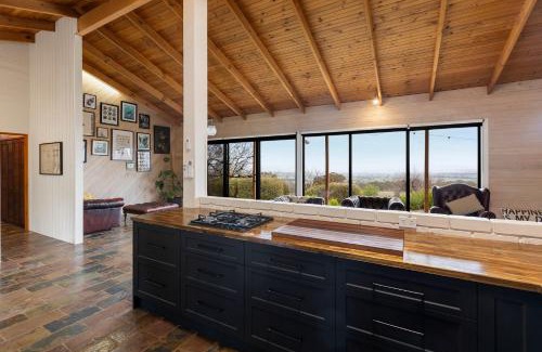 Bridge Creek House | Country Escape on 23 Acres - 3BR Home with Panoramic Views