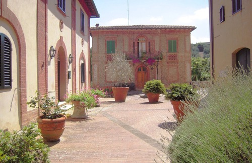 Siena Apartment | Country Farmhouse with Magnificient Gardens near Siena, Tuscany
