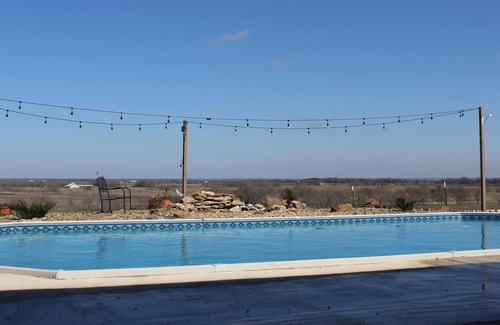 Kaufman County House | Country hilltop retreat on 10 acres with a pool and hot tub