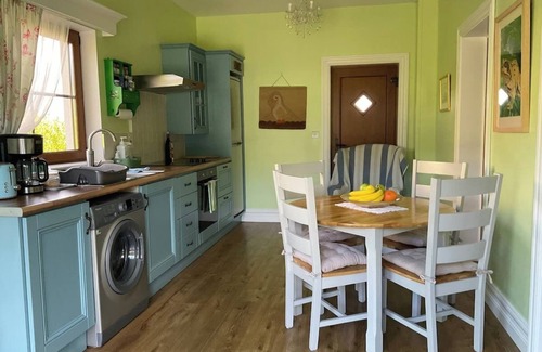 Rosbercon Cottage | Country home with a view of green fields