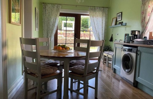 Rosbercon Cottage | Country home with a view of green fields
