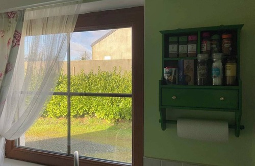 Rosbercon Cottage | Country home with a view of green fields
