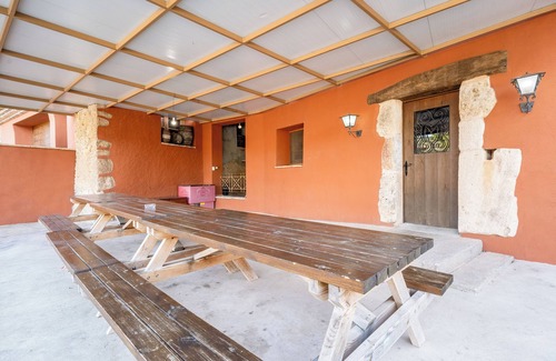 Torrelles de Foix House | Country House 'Can Cruset' with Mountain View, Private Pool and Wi-Fi