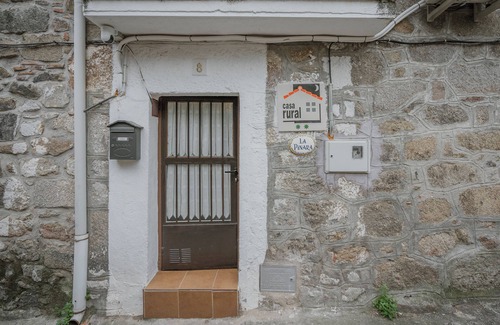 La Adrada House | Country House 'La Pinara' with Balcony, Wi-Fi and Air Conditioning