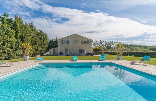 Plan-d'Orgon Villa | Country House "Mas sous les Oliviers" with Pool, Garden and Wi-Fi